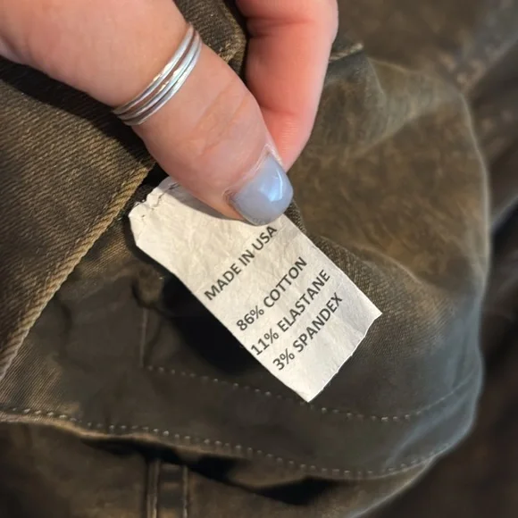 L'AGENCE Janelle Raw Cut Slim Denim Jacket
L'AGENCE - Picture 5 of 7